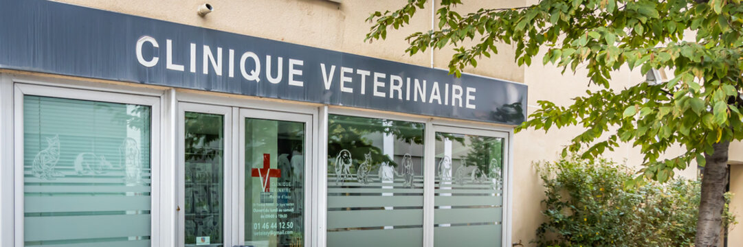 Front of a French veterinary clinic building
