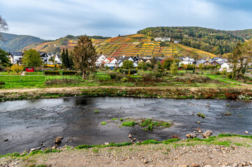 Obraz premium Das Flußbett der Ahr in Walporzheim nach der Flutkatastrophe von 2021 im Herbst 2022