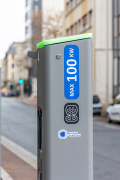 100 kw charging spot for electric car in Issy-les-Moulineaux, France