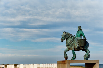 Obraz premium statue of shrimp fishermen on horseback on the beach of Oostduinkerke, Belgium 