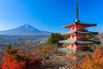 Obraz premium 山梨県富士吉田市 秋の新倉山浅間公園から見る富士山と忠霊塔