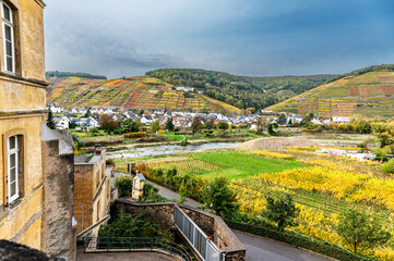 Das Flußbett der Ahr im Ahrtal bei Walporzheim (Ahrweiler) im Herbst 2022