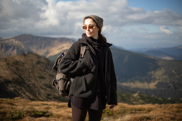 Fototapeta na wymiar young woman hiking in the mountains