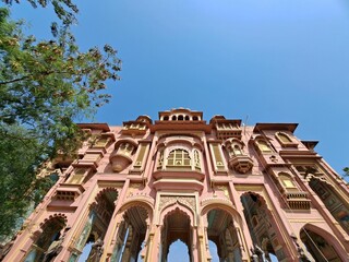Obraz premium Low-angle shot of the spectacular Patrika Gate against a clear blue sky