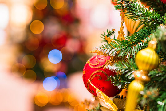 クリスマス の 飾付け の クリスマスツリー と イルミネーション 【 年末 の イメージ 】