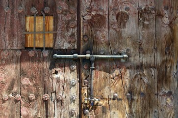Puerta de madera antigua en Frigiliana, Axarquía, Málaga, Andalucía, España