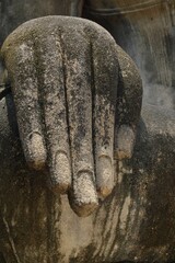 Nahaufnahme auf der Hand einer schmutzigen Buddha-Statue