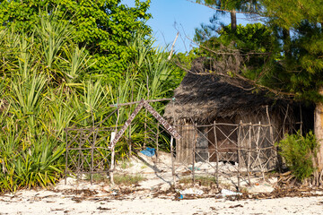 Matemwe Beach, Holzhütte mit Palmen am Strand von Sansibar. Karibische Insel in der Nähe von Sun Bay Milele Beach und blauer Himmel in Afrika.