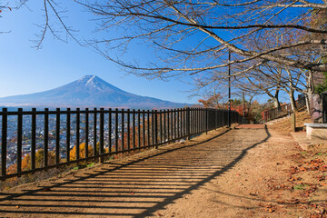 山梨県富士吉田市 秋の新倉山公園、南側にある展望台と富士山