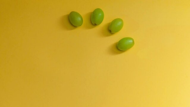 Doce campanadas de fin de a&ntilde;o. Nochevieja. New year grapes. Twelve. The last night of the year