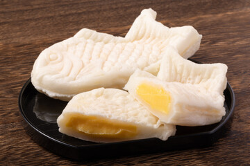 白いたい焼き　(生クリーム入りカスタード)