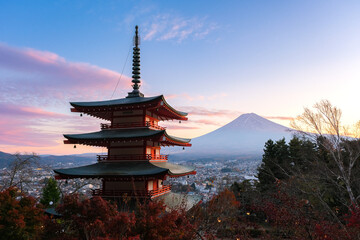 Fototapeta premium 山梨県富士吉田市 秋の新倉山浅間公園から見る夕暮れの富士山と忠霊塔