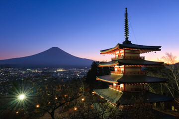 Fototapeta premium 山梨県富士吉田市 秋の新倉山浅間公園から見る日没の富士山と忠霊塔
