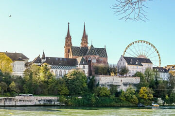Fototapeta premium Basel, Münster, Kirche, Altstadt, Rhein, Rheinufer, Fähre, Pfalz, Stadt, Grossbasel, Herbst, Herbstmesse, Herbstfarben, Altstadthäuser, Basel-Stadt, Schweiz