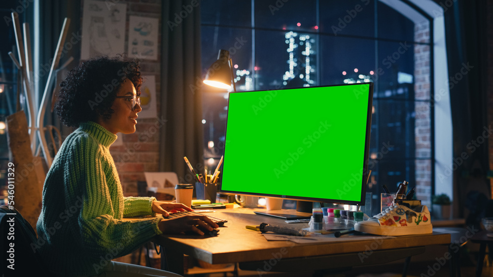 Leinwandbilder diverse professional freelancer working on personal computer with green screen chromakey on display 