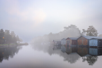 Bootshäuser im Nebel am Morgen - obrazy, fototapety, plakaty