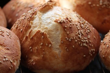 frisches Brötchen mit Sesam