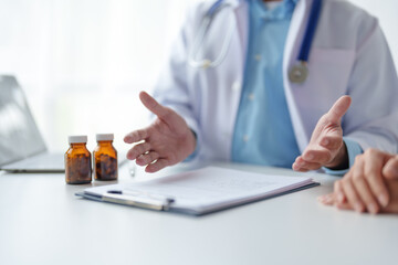 Doctor records the patient's history. The treatment log describes the effects of the disease and describes medications in detail, side effects, medications, and self-care methods.