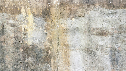 Muro de hormigón con humedades y restos de líquen