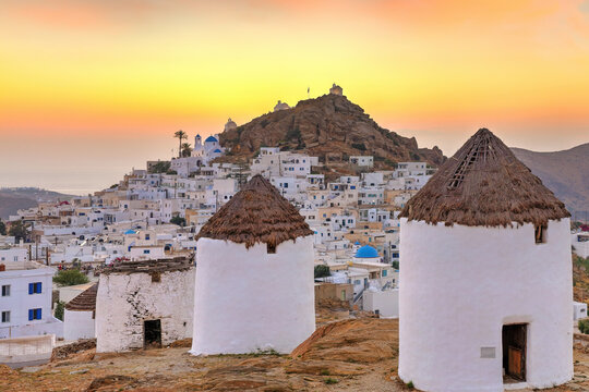 Fototapeta The sunset from the windmills of Chora in Ios, Greece