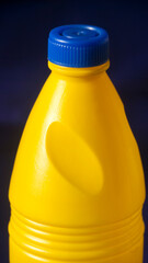 Botella de plástico amarillo con tapón azul de producto de limpieza - obrazy, fototapety, plakaty