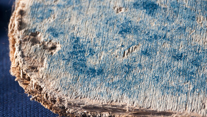 Borde astillado de tablón de madera pintado de azul desgastado 