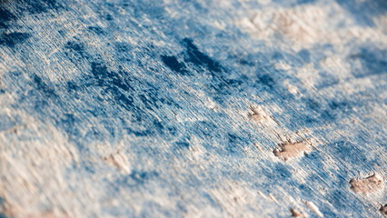 Tablón de madera pintado de azul desgastado 