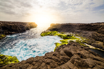 Meer und Felsen auf der Insel Sal in den Kapverden