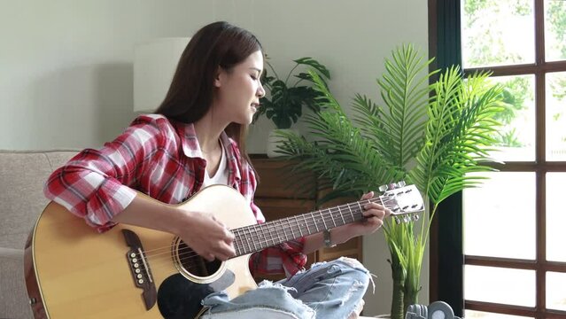 Girl play the guitar, Spending free time practicing meditation by playing music, Practice putting your fingers on the guitar.