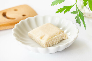 小皿に乗せたシチューのルウ