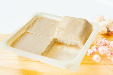 カッティングボードの上のシチュールウ