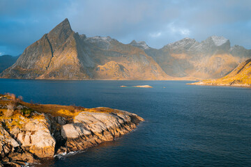 Vissershutten op de Lofoten-eilanden, foto vanaf de Hamnøy-brug - Reine, Nordland, Noorwegen, Scandinavië