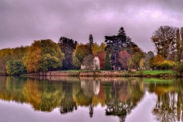 Fototapeta na wymiar Reflets sur la Saône en automne.