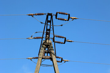 Słupy trakcji energetycznej doprowadzające prąd. 