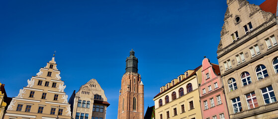 71 / 5 000
Wyniki tłumaczenia

Panorama of historic buildings in the center of the old town. Wroclaw, Poland - obrazy, fototapety, plakaty