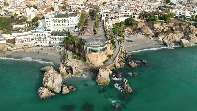 Vista del municipio de Nerja en la zona costera del balc&oacute;n de Europa, Espa&ntilde;a