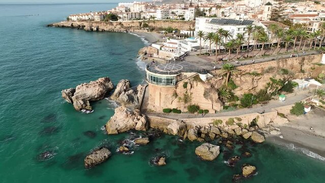 Vista del municipio de Nerja en la zona costera del balc&oacute;n de Europa, Espa&ntilde;a