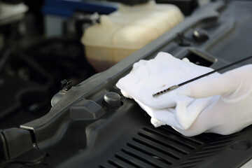 Sprawdzanie poziomu oleju w silniku samochodu. - obrazy, fototapety, plakaty