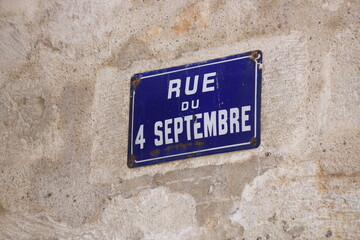 Straßenschild: Straße des 4. Septembers. An diesem Tag wurde in Frankreich die Republik proklamiert!
