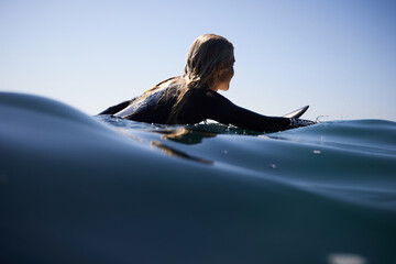 underwater surf girl blue ocean - obrazy, fototapety, plakaty