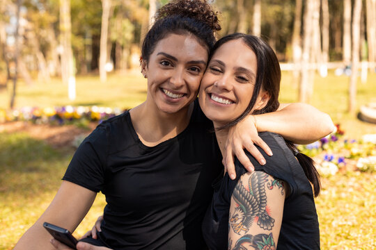 Casal Com Celular Abraçado E Sorrindo