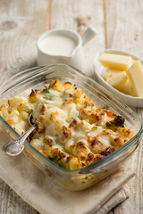 oven cauliflower with chese and. cream sauce