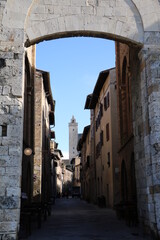 Fototapeta na wymiar Old narrow alley in San Gimignano, Tuscany Italy