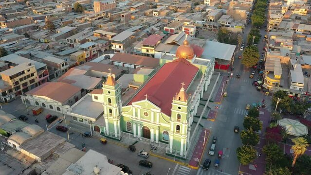 Toma a&eacute;rea de la Iglesia de Catacaos en Piura, Per&uacute;. 