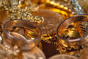 Goldschmuck, Goldmünzen und Goldbarren in einer Nahaufnahme