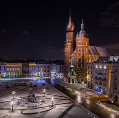 Obraz premium Saint Mary's Basilica at winter night during Christmas time, Main Square in Krakow, Poland