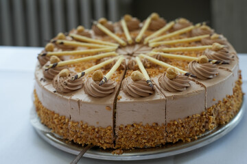Große Kaffee-Cremetorte verziert mit Krokant