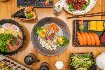 Japanese fish recipes with the eternal sushi, salmon sashimi, a ramen with meat and vegetables and a Peruvian sea bass ceviche in the center