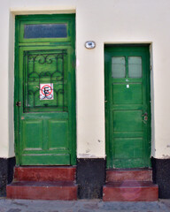Fototapeta na wymiar Par de puertas verdes antiguas, Jujuy, Argentina.