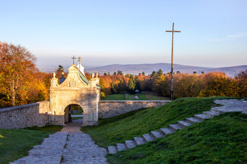 Brama klasztoru Świętego Krzyża, w tle panorama Gór Świętokrzyskich  © Monika